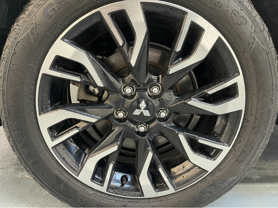 2017 Mitsubishi Outlander HYBRID 2.0 PHEV AUTOMATIC 5DR MODEL  www.bolandscarcentre.ie €17,900