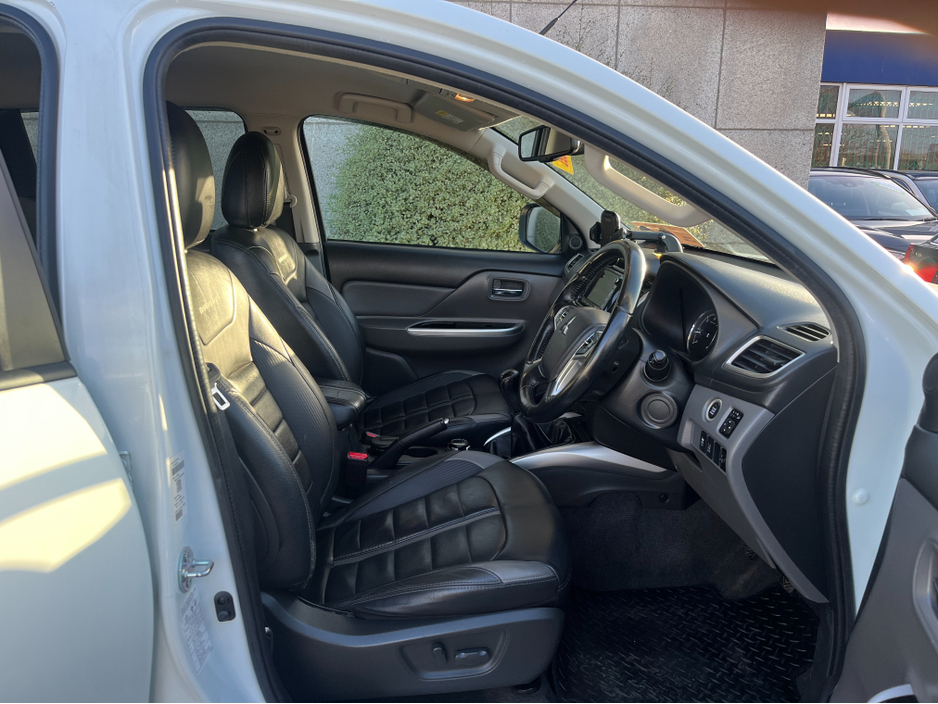 2017 Mitsubishi L200 DID BARBARIAN D/C 4WD 18 2.5 MANUAL //HIGH SPEC//FULL LEATHER//HEATED SEATS//REVEVRSE CAMERA//KEYLESS ENTRY//