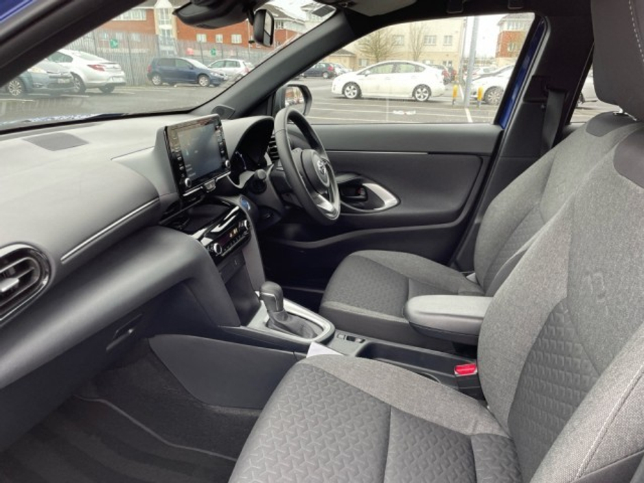 2024 Toyota Yaris Cross - LunaSport - BiTone - 1.5 Hybrid - Automatic - 1 Free Service @ 45,000 kms - EUR 180 Tax // Remote Central Locking // Front Electric Windows // Rear Electric Windows // Electric Mirrors // Heated Mir €29,799