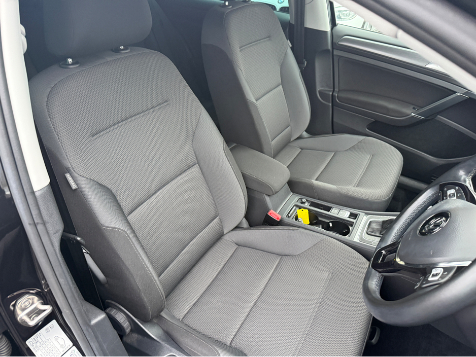 2017 Volkswagen Golf COMFORTLINE 1.2 AUTOMATIC * REAR VIEW CAMERA, AUTO LIGHTS, ADAPTIVE CRUISE CONTROL, POWERED FOLDING HEATED MIRRORS, LUMBAR SUPPORT, 2 KEYS, TOUCH SCREEN RADIO, MULTIFUNCTION STEERING WHEEL* €17,950