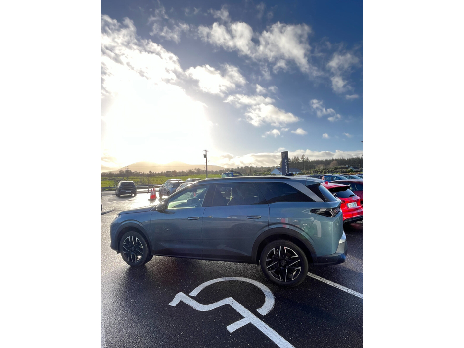2025 Peugeot 5008 1.2 MHEV 145bhp E-DCS6 Allure €48,950