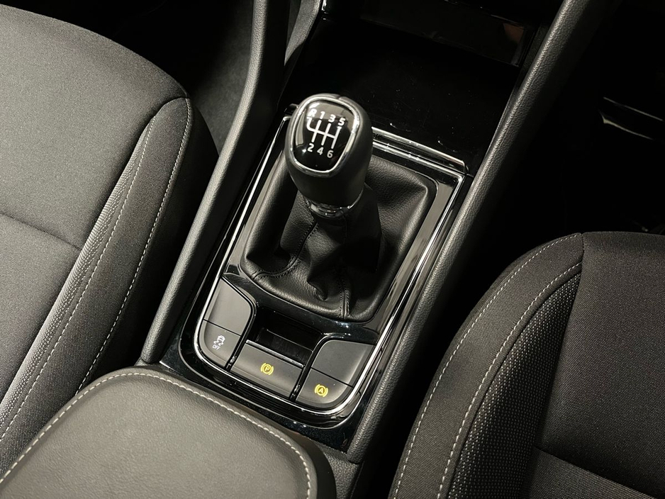 2025 Skoda Karoq Selection 2.0TDI 115BHP - Reversing Camera - Climate Control - Cruise Control - Auto Lights/Wipers - Apple CarPlay/Android Auto €36,950