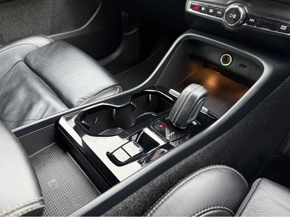 2021 Volvo XC40 R-DESIGN T5 RECHARGE//FULL LEATHER//FULL VOLVO SERVICE HISTORY//GREAT SPECIAL//SIMI AND AA DEALER €31,950