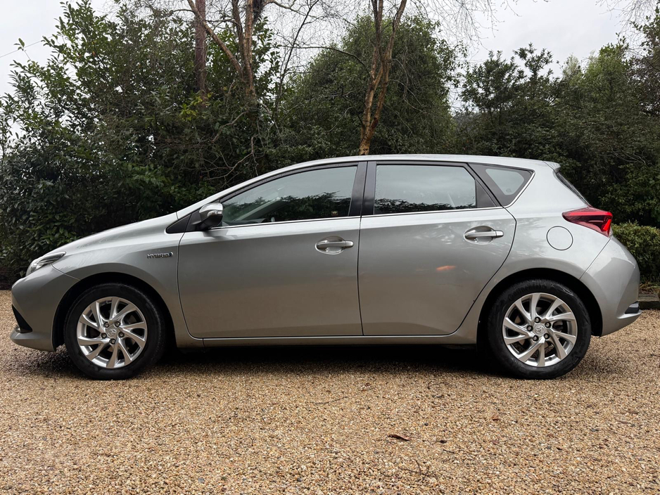 2017 Toyota Auris HYBRID LUNA *Full Toyota Service History…AA Approved…Irish Car* €13,950