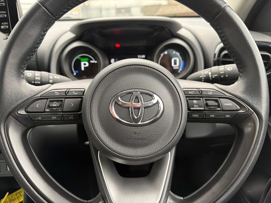2023 Toyota Yaris Cross LUNA HYBRID AUTOMATIC // REAR CAMERA // AIR CON // SMART ENTRY/SMART START // TOYOTA SAFETY SENSE // FULL WARRANTY €27,445
