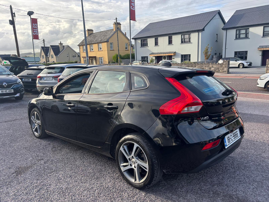 2018 Volvo V40 RESERVE  DEPOSIT  D2 MOMENTUM ED 5DR  ONE   OWNER   /  FULL  VOLVO  SERVICE  SERVICE  HISTORY