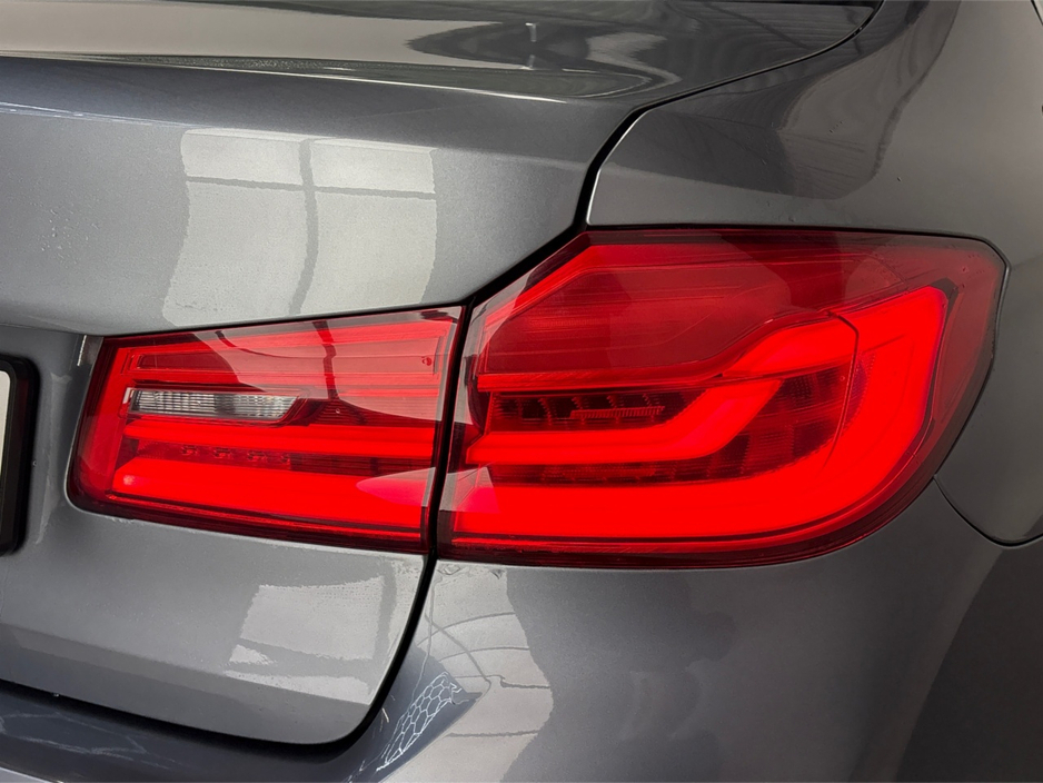 2017 BMW 5 Series SE**MULTIFUNCTIONAL STEERING WHEEL**TOUCH SCREEN MEDIA DISPLAY**PARKING SENSORS**DRIVE MODES**BLUETOOTH**KEYLESS START**FRONT HEATED SEATS**CREAM LEATHER INTERIOR**AMBIENT LIGHTING** €21,995