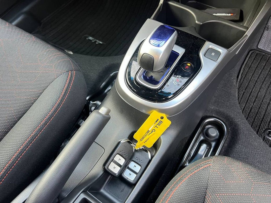 2016 Honda Fit SPORT 1.5 HYBIRD AUTO // REVERSE CAMERA // DIAMOND CUT ALLOYS // DIGITAL CLIMATE CONTROL €10,900