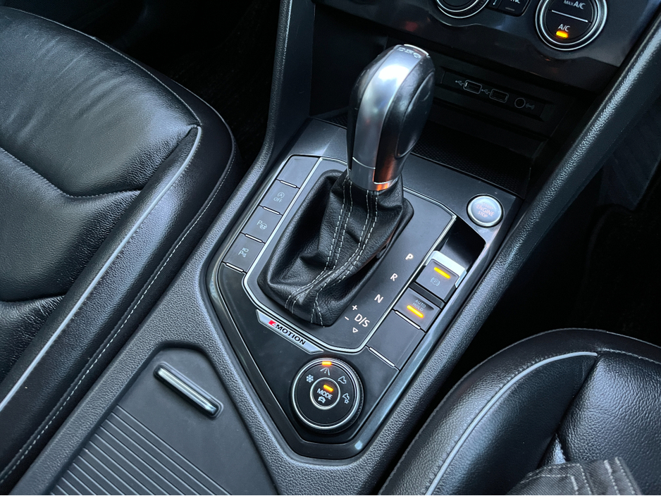 2018 Volkswagen Tiguan R-LINE 4 MOTION AUTOMATIC 2.0 DIESEL //MASSIVE SPEC//FULL LEATHER//HEAD UP DISPLAY//HEATED SEATS//360 PARKING CAMERAS// €29,950