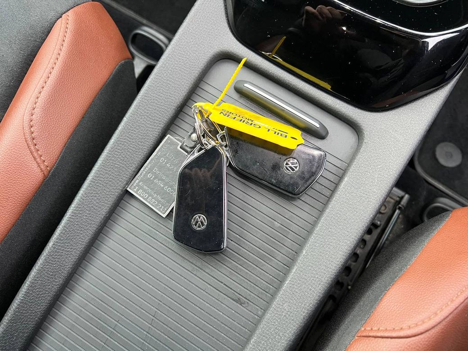 2022 Volkswagen ID.4 PRO LIFE 77KWH // 19" DIAMOND CUT ALLOYS // APPLE CARPLAY/ANDROID AUTO // DIGITAL CLUSTER €23,950