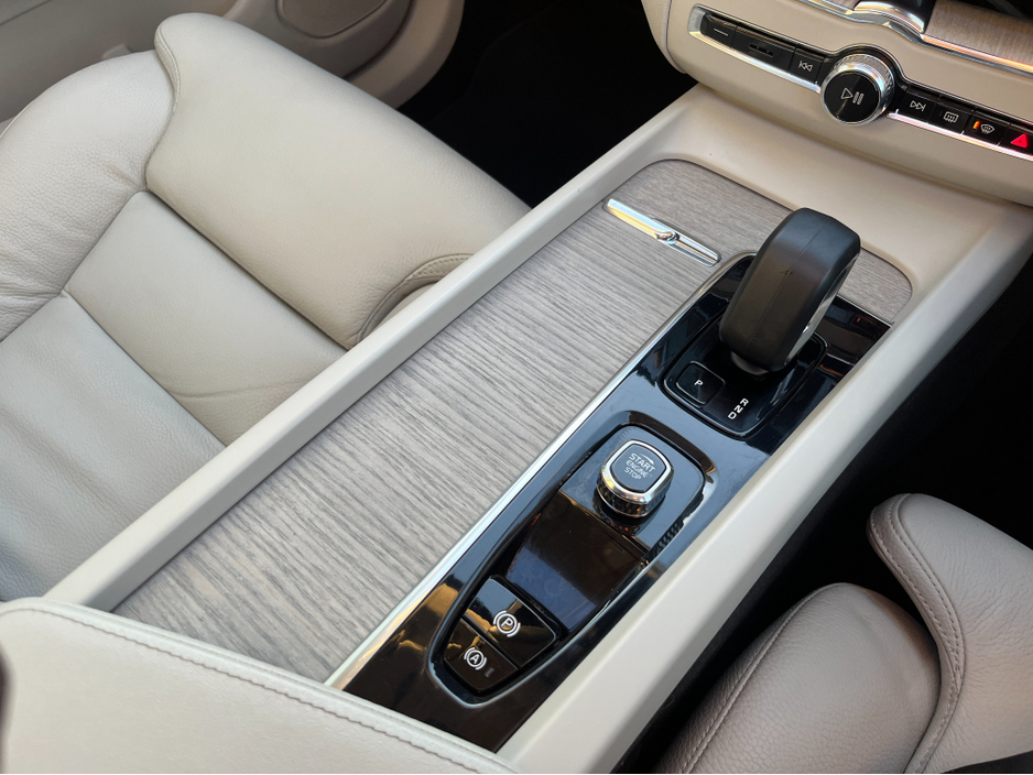 2023 Volvo XC60 T6 PHEV PLUS DARK AWD AUTOMATIC 2.0 PETROL //HIGH SPEC//PANORAMIC GLASS ROOF//360 PARKING CAMERAS//SAT NAV// €39,950