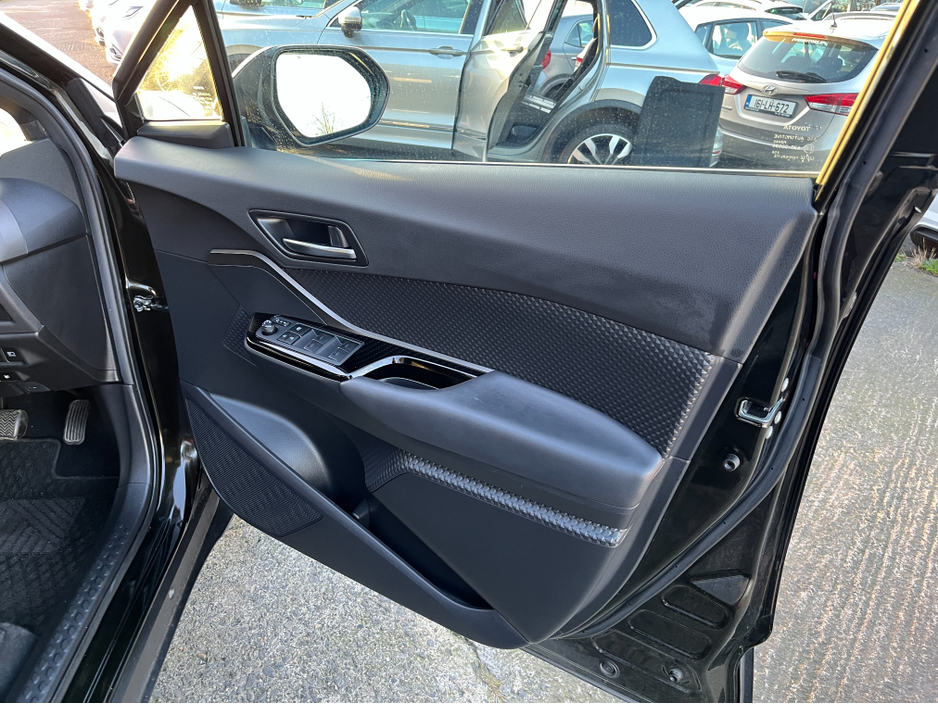 2023 Toyota C-HR SOL HYBRID AUTOMATIC 1.8 PETROL //LOW MILES//HIGH SPEC//HALF LEATHER HEATED SEATS//360 PARKING CAMERAS//KEYLESS ENTRY// €29,950