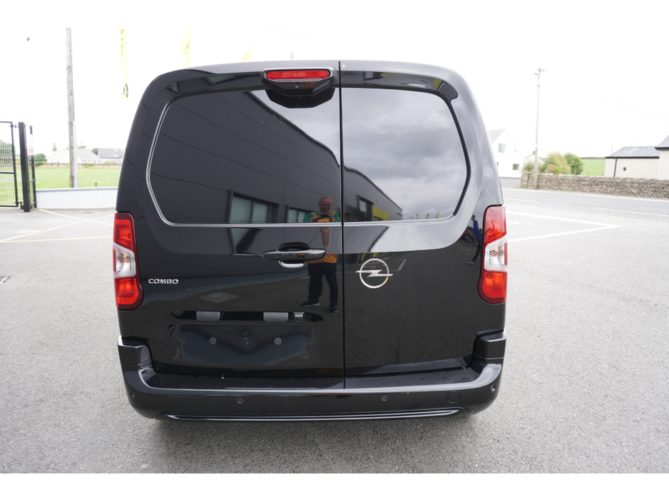 2026 Opel Combo SPORTIVE 1.5 D-TURBO €25,000