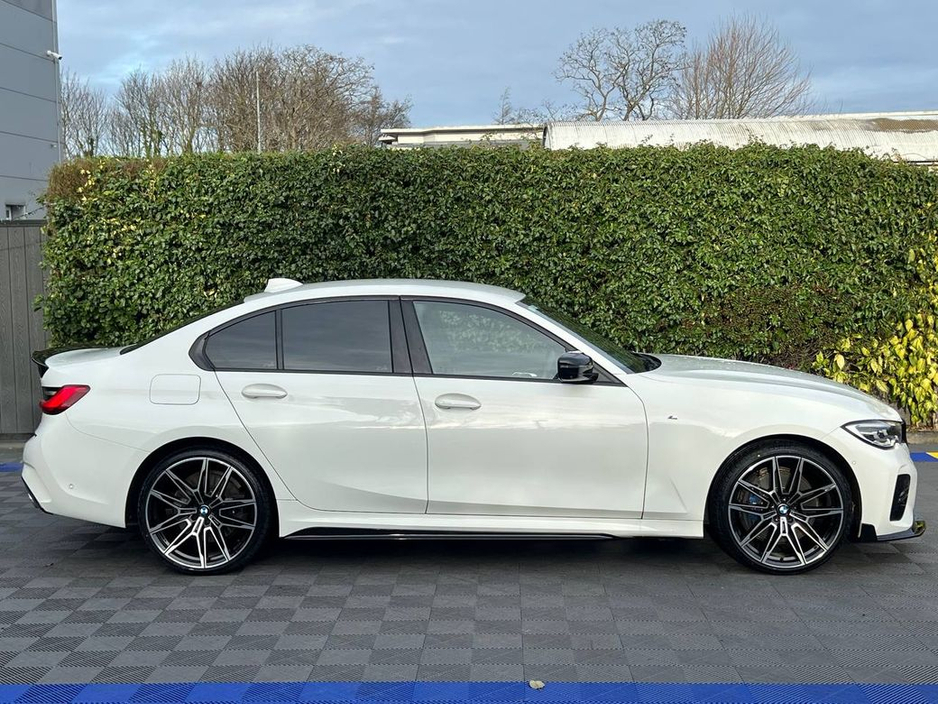 2021 BMW 3 Series 330e M-SPORT COMPETITION 2.0 HYBRID // LOW MILEAGE // 20" M3 COMPETITION ALLOYS // LEATHER/SUEDE M-SPORT INTERIOR // AMBIENT LIGHTING PACK €34,900