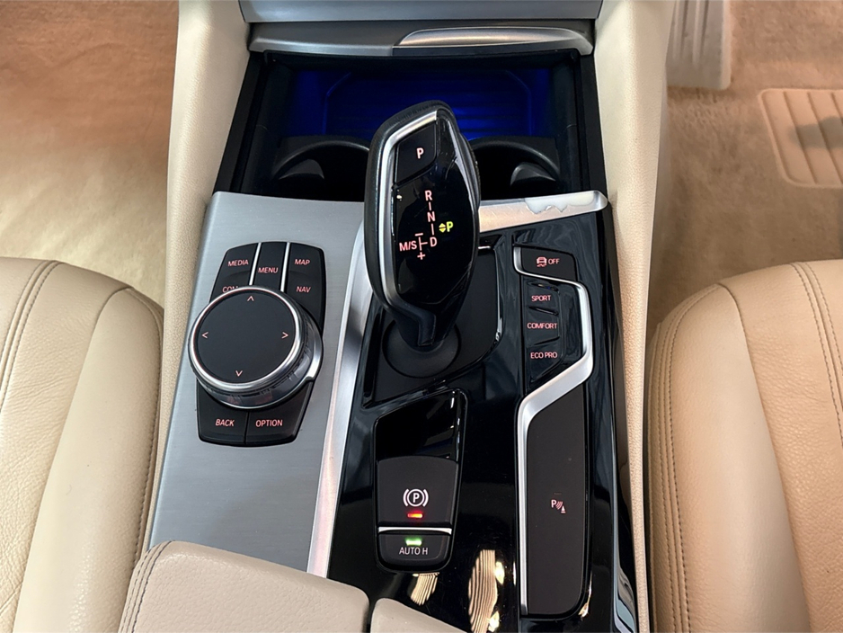 2017 BMW 5 Series SE**MULTIFUNCTIONAL STEERING WHEEL**TOUCH SCREEN MEDIA DISPLAY**PARKING SENSORS**DRIVE MODES**BLUETOOTH**KEYLESS START**FRONT HEATED SEATS**CREAM LEATHER INTERIOR**AMBIENT LIGHTING** €21,995