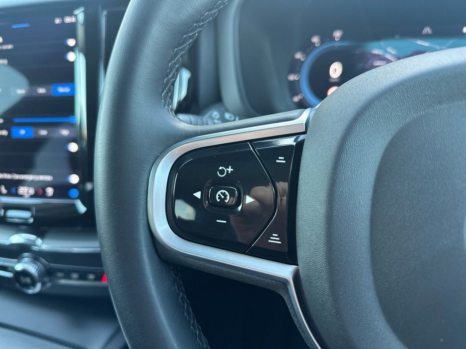 2023 Volvo XC60 T6 PHEV 350hp AT8 Plus (dark theme) €44,975