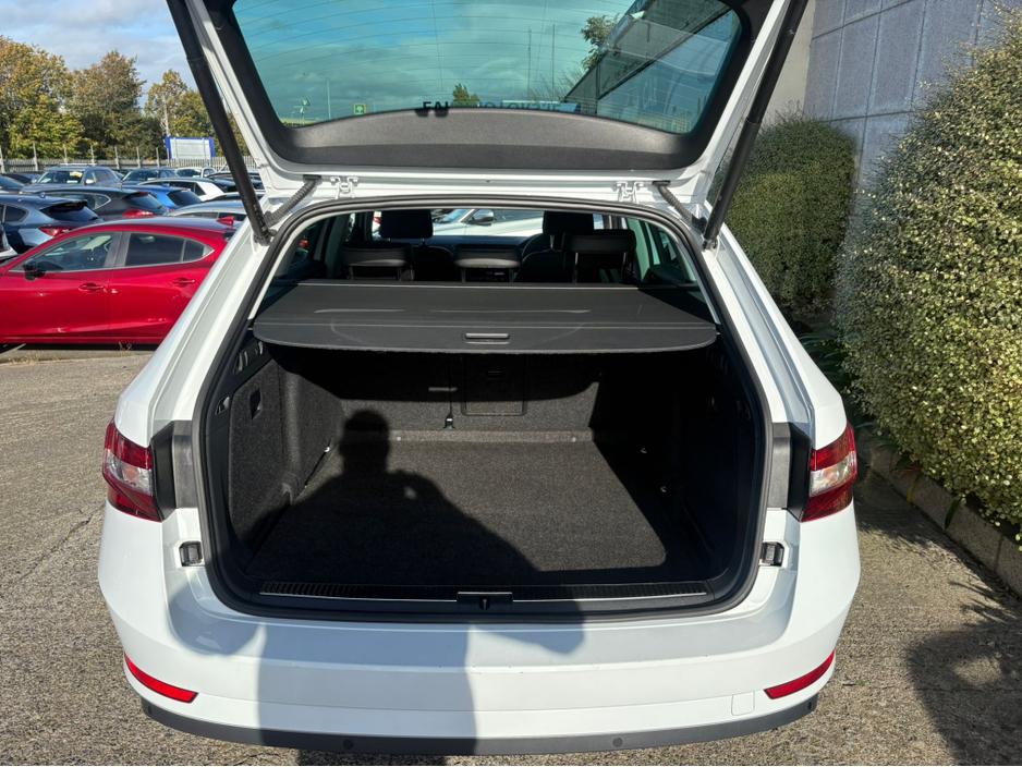 2023 Skoda Superb COMBI ESTATE STYLE AUTOMATIC 2.0 TDI DIESEL 150HP //HIGH SPEC//FULL LEATHER//ADAPTIVE CRUISE CONTROL//SAT NAV//KEYLESS ENTRY// €33,950