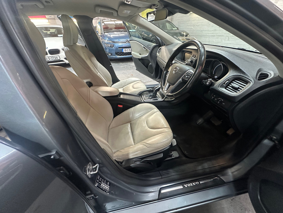 2019 Volvo V40 D3 (150hp) Momentum Edition Geartronic €15,888