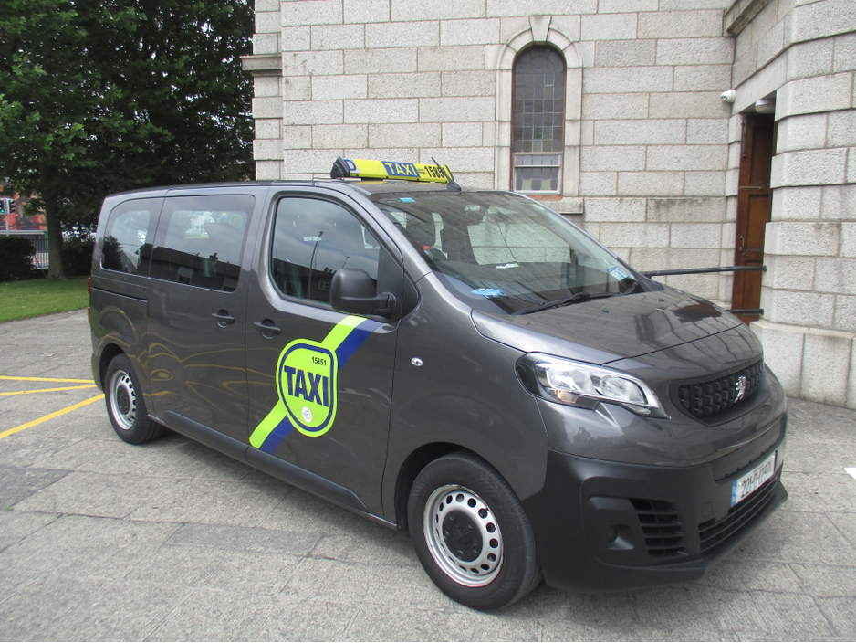 2022 Peugeot Expert E COMBI  50KW 9 SEATER €26,500