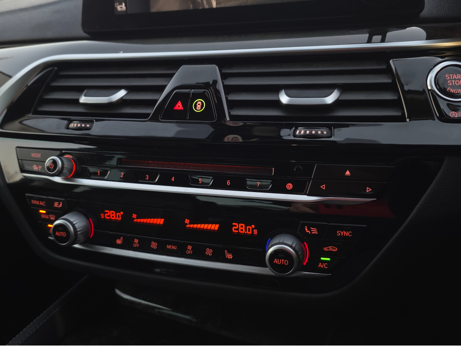 2017 BMW 5 Series ( 172 REG ) 523D LUXURY UPGRADED PACK EDITION FULL LEATHER ELECTRIC HEATED SEATS - 360 REVERCE CAMERA - PRIVACY GLASS €24,950