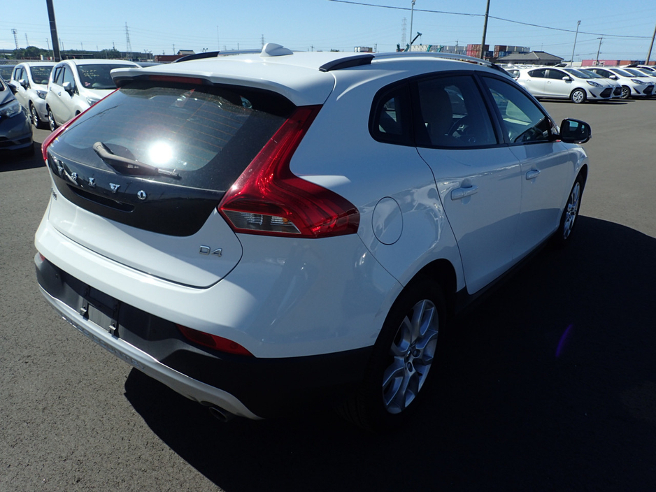 2018 Volvo V40 2.0 D4 CROSS COUNTRY SE LUXURY DIESEL 190 BHP AUTOMATIC // FULL LEATHER ELECTRIC SEATS // REVERSING CAMERA // CRUISE CONTROL // LANE ASSIST // FULL HARMAN KARDON SURROUND SOUND SYSTEM // TOP SPEC €17,950