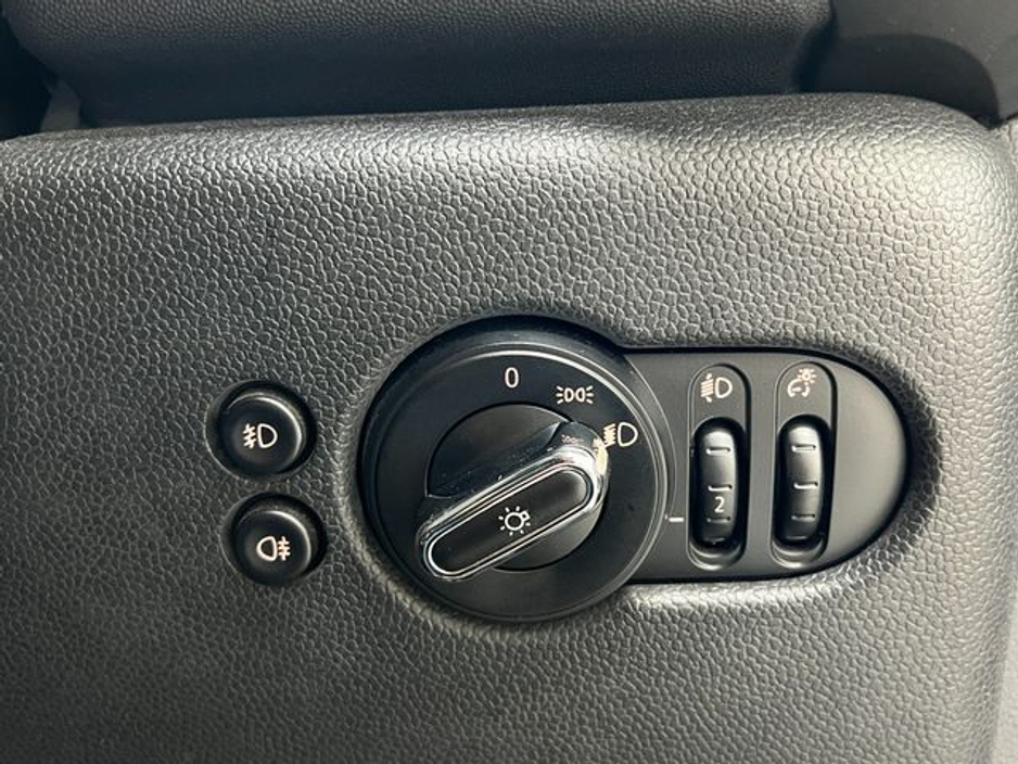 2016 MINI Cooper 1.2 Automatic, Reversing camera €13,895