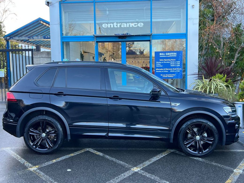 2018 Volkswagen Tiguan R-LINE 2.0 TDI 4MOTION // BLACK EDITION // HEADS-UP DISPLAY // 360 SURROUND PARKING CAMERAS €28,950