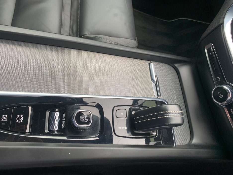 2021 Volvo V60 2.0 B4 197 BHP DSL R-DESIGN AUTO // ONE OWNER // FULL SERVICE HISTORY // STUNNING CONDITION 02/27 NCT // €270 ROAD TAX // €30,950