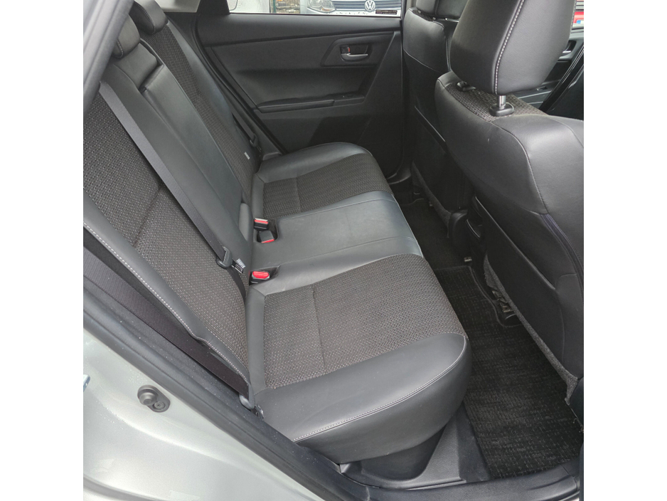 2017 Toyota Auris Hybrid €15,950