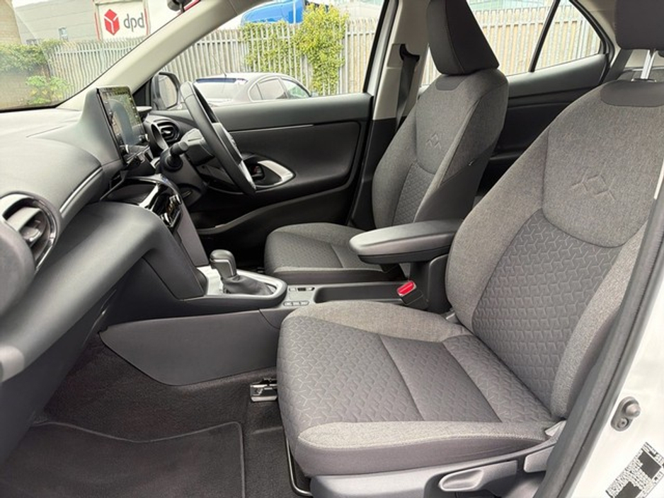 2023 Toyota Yaris Cross LUNA HYBRID AUTOMATIC // REAR CAMERA // AIR CON // SMART ENTRY/SMART START // TOYOTA SAFETY SENSE // FULL WARRANTY €27,445