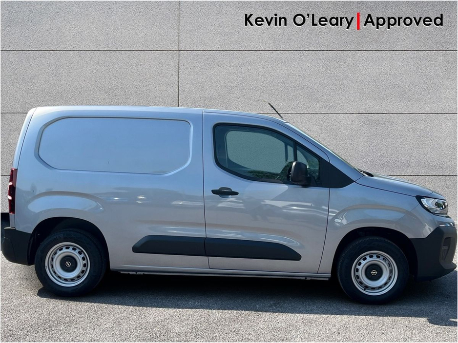 2025 Opel Combo Komfort L1H1 1.5D 100PS 6 Speed €20,950