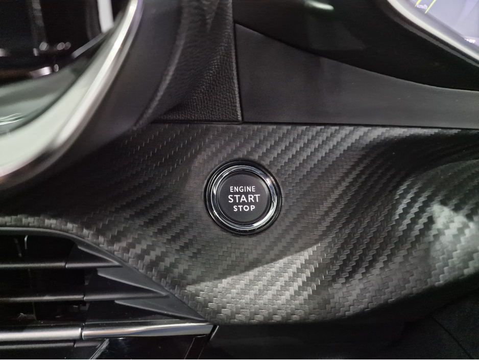 2024 Peugeot 2008 EV GT (50KWH BATTERY) AUTOMATIC **ONE OWNER / TOP SPEC / APPLE CARPLAY / CRUISE CONTROL / HALF LEATHER / KEYLESS ENTRY / REVERSE CAMERA / WIRELESS PHONE CHARGING / PEUGEOT WARRANTY 03|2027** €25,900