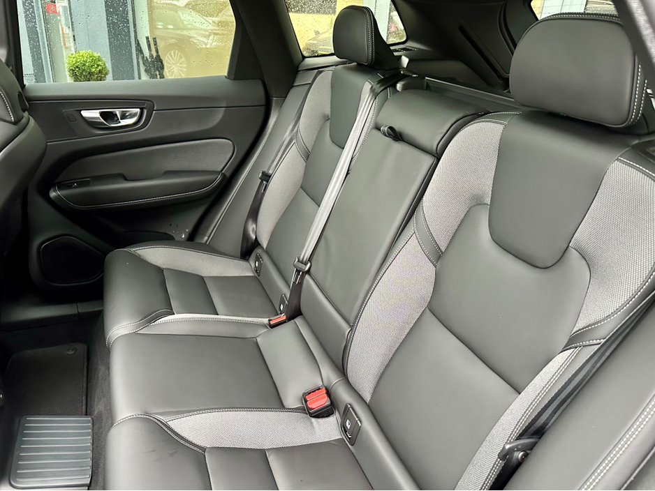 2025 Volvo XC60 ++SOLD++ + T6 PHEV A RECHARGE PLUS EDITION AWD BLACK