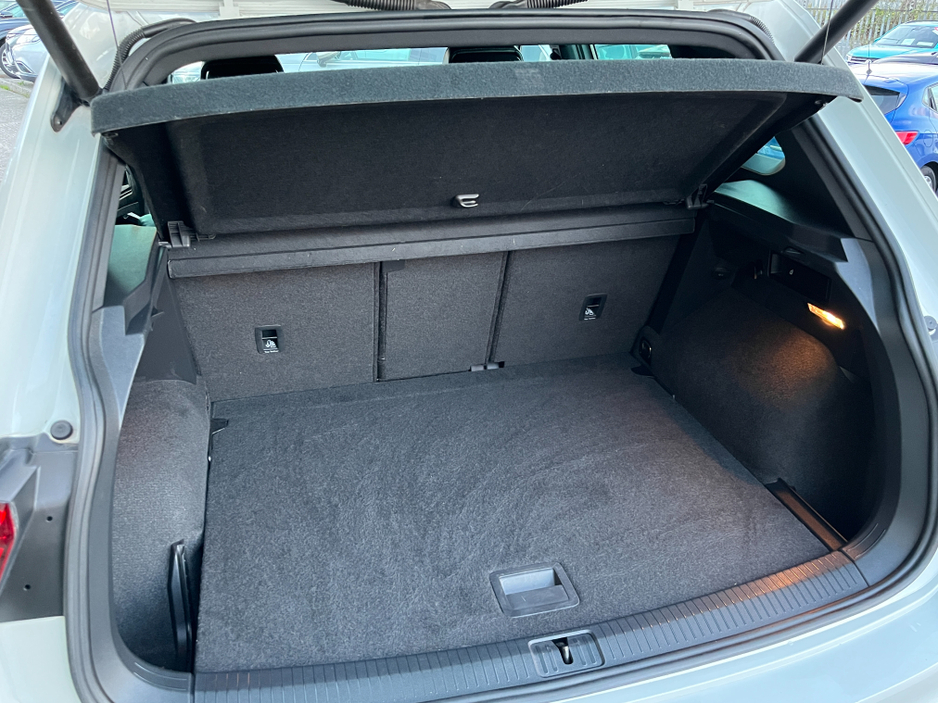 2018 Volkswagen Tiguan R-LINE 4 MOTION AUTOMATIC 2.0 DIESEL //MASSIVE SPEC//FULL LEATHER//HEAD UP DISPLAY//HEATED SEATS//360 PARKING CAMERAS// €29,950