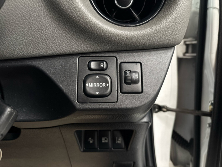 2017 Toyota Yaris 1.0 LUNA 4DR €13,750