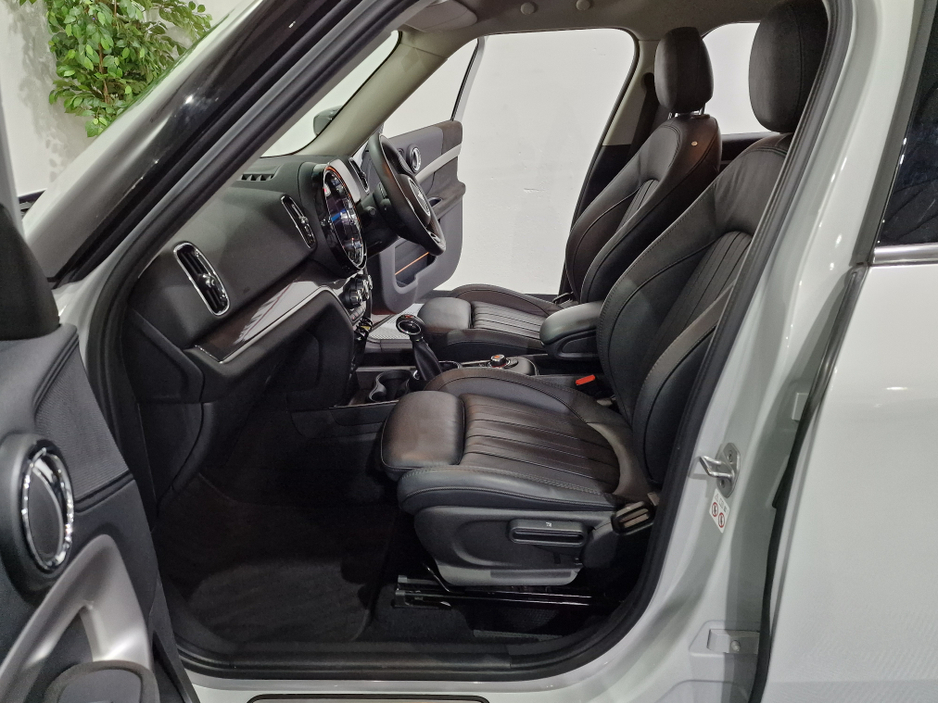 2021 MINI Countryman SE ALL4 EXCLUSIVE (PLUG IN HYBRID) AUTOMATIC **ONE OWNER / HUGE SPEC / APPLE CARPLAY / CRUISE CONTROL / FULL BLACK LEATHER / HEATED FRONT SEATS / REVERSE CAMERA / REAR TINTED GLASS / SAT NAV** €27,900