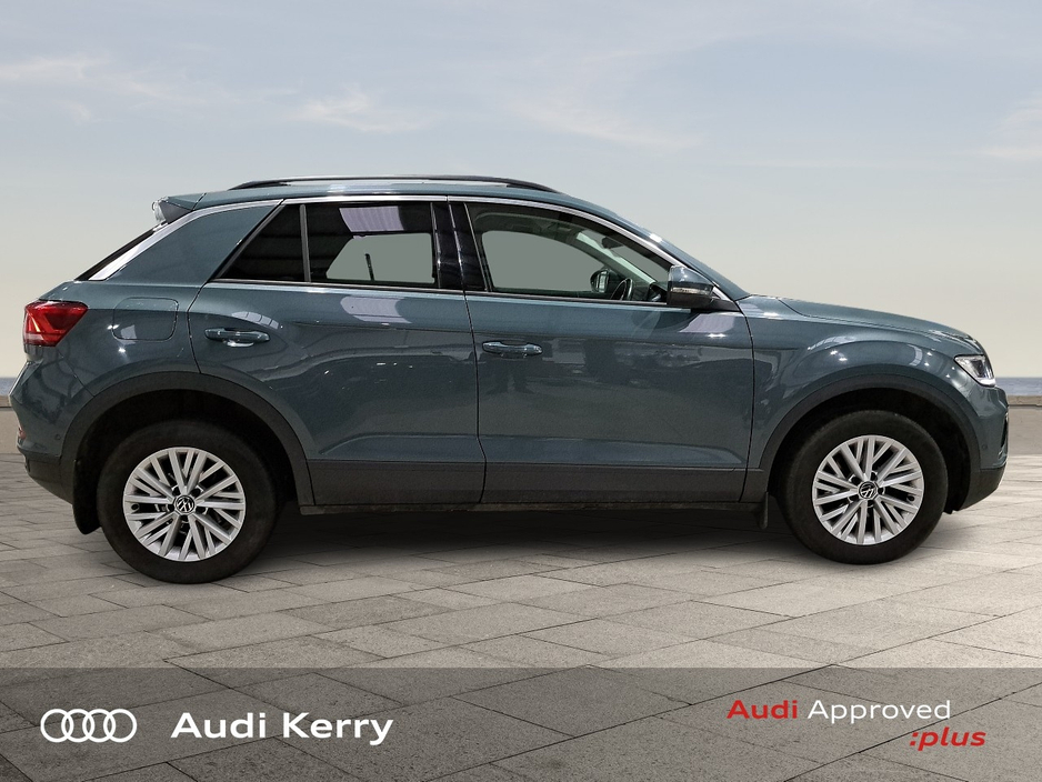 2023 Volkswagen T-Roc LIFE 2.0 TDI 116HP WITH HEATED SEATS AND REAR CAMERA €31,900