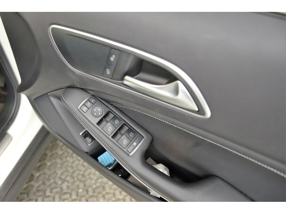 2016 Mercedes-Benz GLA Class GLA 180 *HALF LEATHER*REVERSE CAM*PARK SENSORS* €18,890