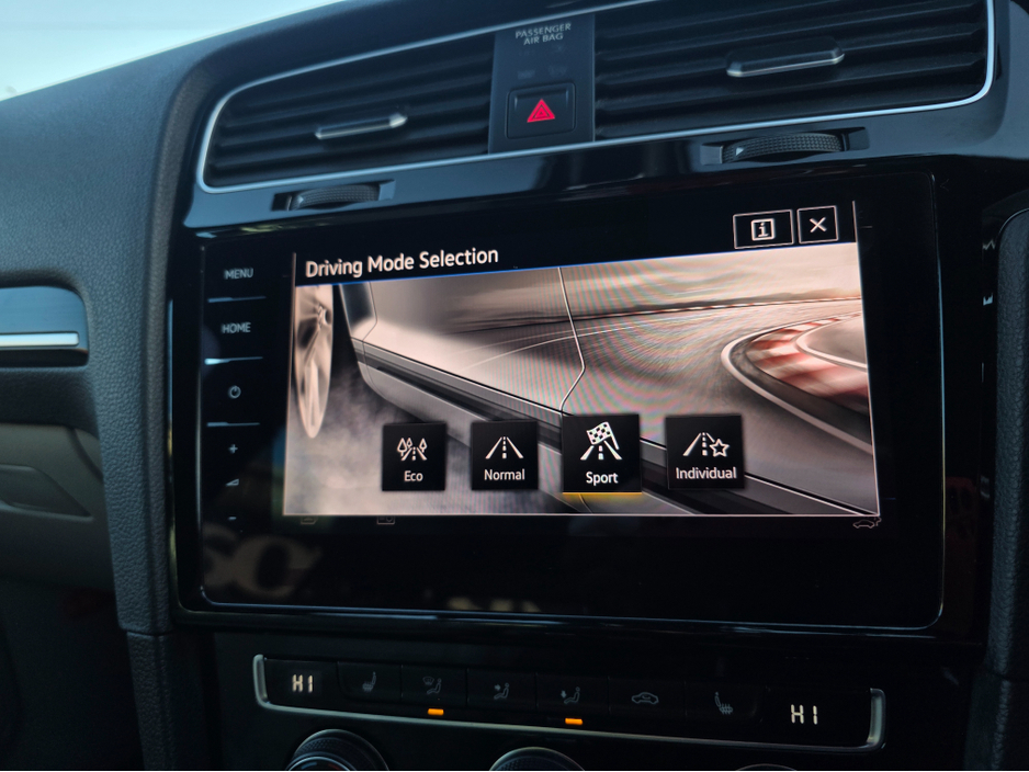 2019 Volkswagen Golf FULL CREAM LEATHER SEATS  ELECTRIC HEATED SEATS SAT NAV PACK - VIRTUAL CLOCKS -REVERSE CAMERA - NAVIGATION - CARPLAY - ANDROID AUTO- BLIND SPOT REAR TRAFFIC ASSIST - DISCOVER PRO €21,950