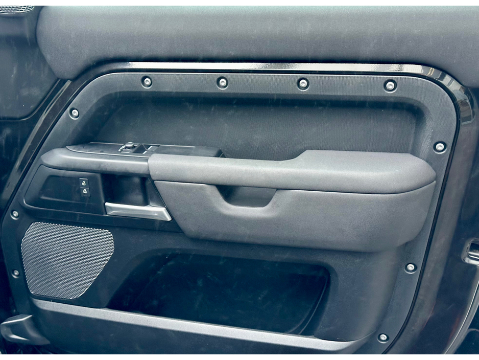 2022 Land Rover Defender ++LOW KM++ 3 SEATS / PLUS VAT €53,000