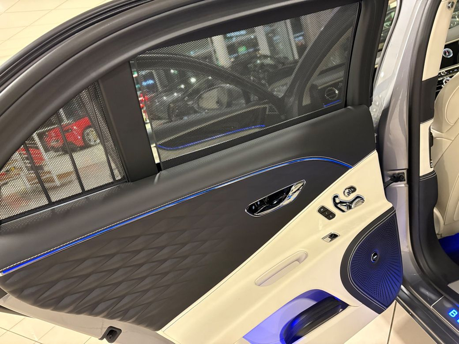 2025 Bentley Flying Spur 3.0 V6 E-HYBRID AZURE=AS NEW//HUGE SPEC=PAN ROOF//BALANCE OF BENTLEY WARRANTY=ONLY €150 ANNUAL ROAD TAX//TAILORED FINANCE PACKAGES AVAILABLE=TRADE INS €249,995