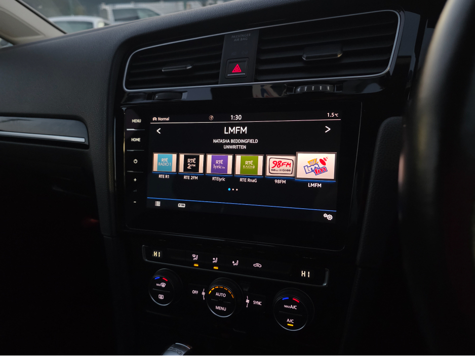 2017 Volkswagen Golf ( 172 REG ) HIGHLINE 1.4 MK7.5 SAT NAV PACK - VIRTUAL CLOCKS -REVERSE CAMERA - NAVIGATION - CARPLAY - ANDROID AUTO- BLIND SPOT REAR TRAFFIC ASSIST - DISCOVER PRO €17,950