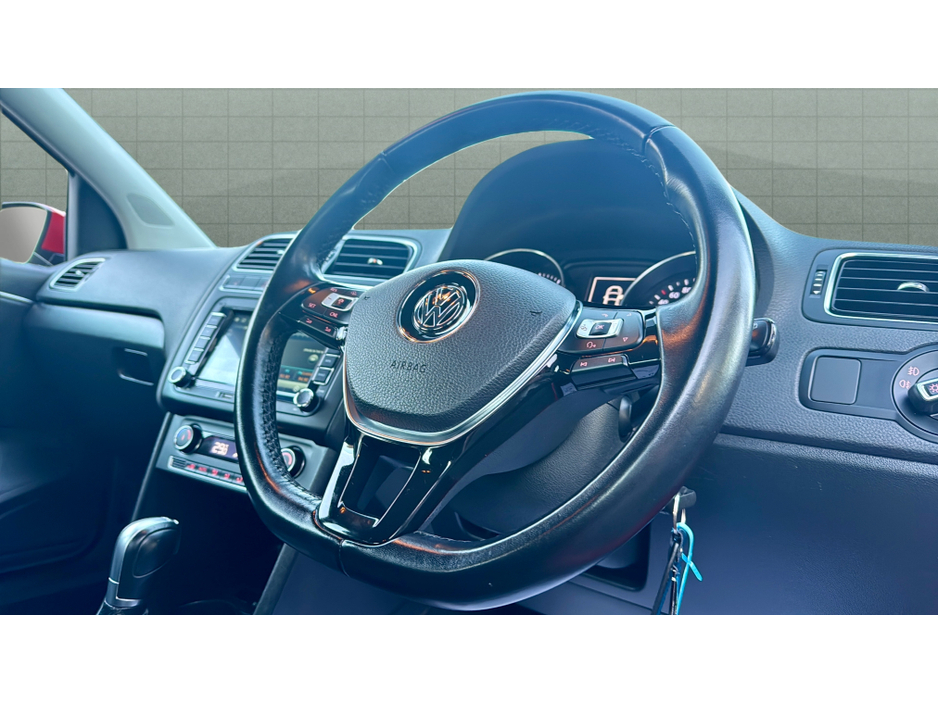 2016 Volkswagen Polo *HIGHLINE* 35,000KMS / LEATHER / HEATED SEATS / CAMERA / AUTO €13,900