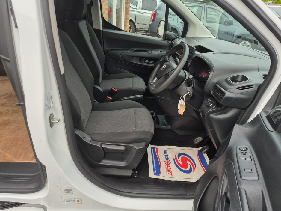 2021 Opel Combo Van L2H1 Spec fully plylined in rear with side loding door and double opening rear doors new CRVT test trade in wanted €12,750