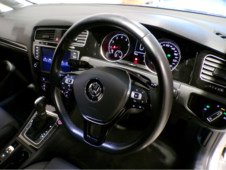 2015 Volkswagen Golf *ONLY 45,000*AUTO*VW GOLF 1.4 TSI HIGH-LINE*COLOUR CAMERA WITH ADAPTIVE CRUISE*UP-GRADED VW ALLOYS*XL MEDIA*HIGH-LINE BODY STYLING*FLAT-BOTTOM SPORT STEERING WHEEL WITH PADDLE SHIFT*RADAR ASSIST**ANTI €14,900