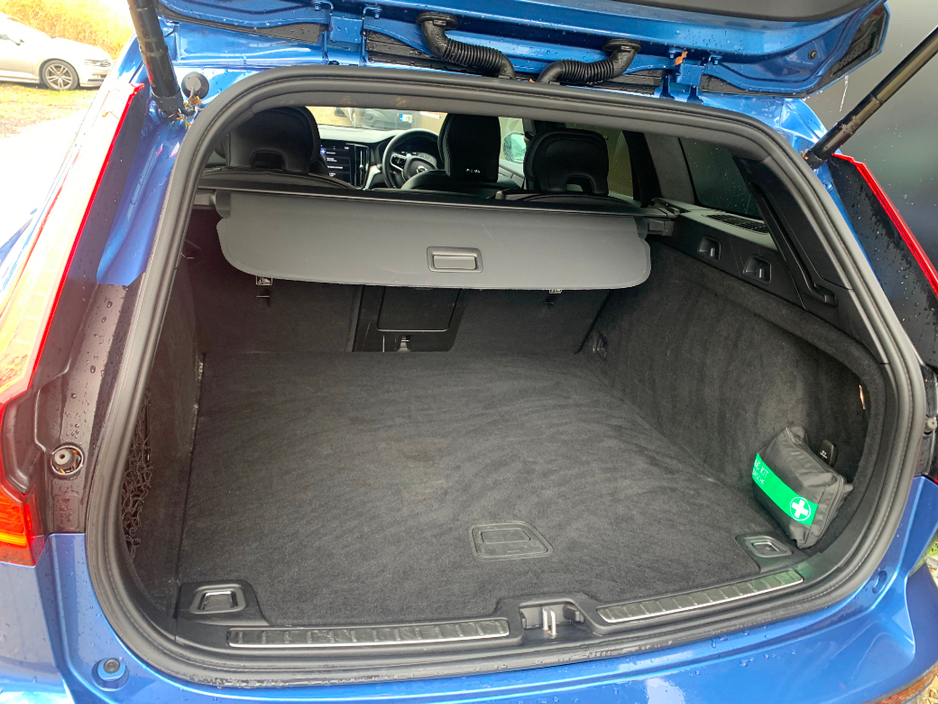 2021 Volvo V60 2.0 B4 197 BHP DSL R-DESIGN AUTO // ONE OWNER // FULL SERVICE HISTORY // STUNNING CONDITION 02/27 NCT // €270 ROAD TAX // €30,950