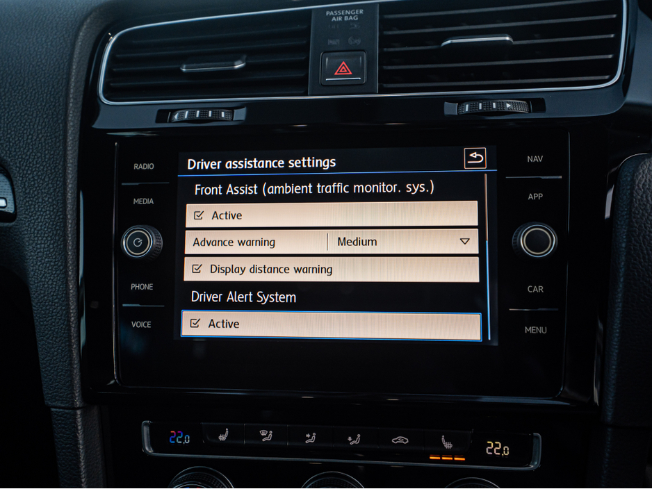 2017 Volkswagen Golf 172 Golf 1.0tsi HIGHLINE/FSH/High spec/1yr warrant €16,888