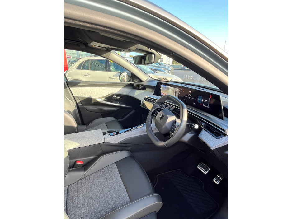 2025 Peugeot 5008 1.2 MHEV 145bhp E-DCS6 Allure €48,950