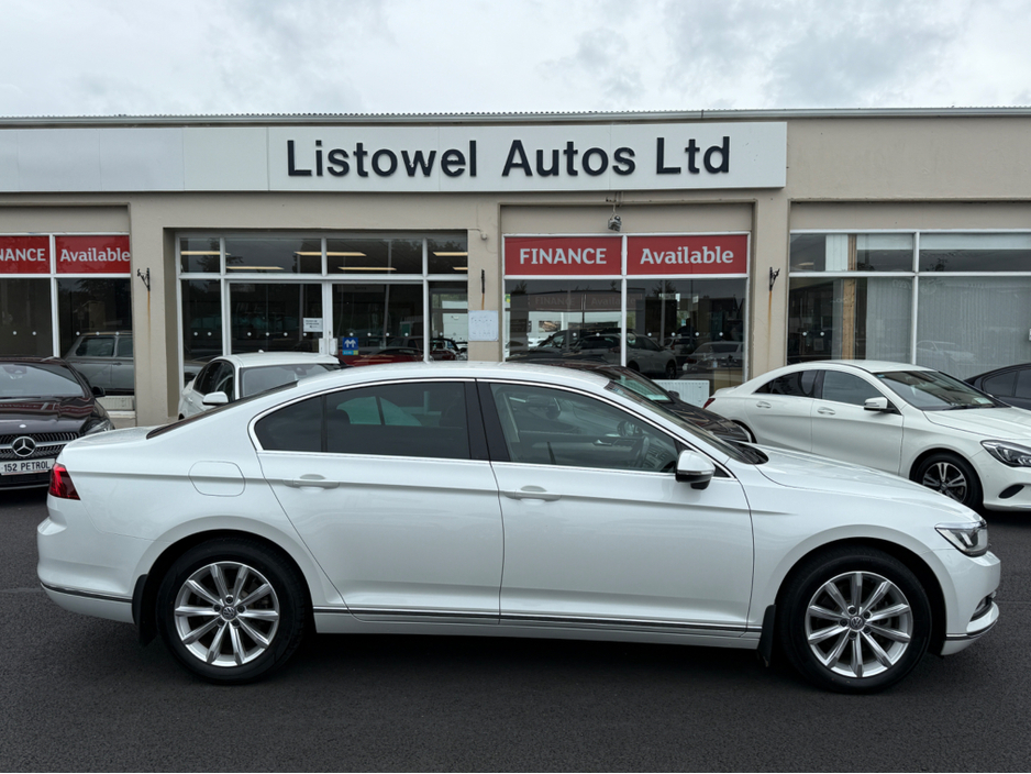 2017 Volkswagen Passat ELEGANCE 1.4 SALOON AUTOMATIC * REAR VIEW CAMERA, PARKING SENSORS FRONT & REAR, ADAPTIVE CRUISE CONTROL, PADDLE SHIFT, 3 STAGE HEATED SEATS, HALF ALCANTARA SEATS, ELECTRIC SEATS DRIVERS SIDE* €18,950