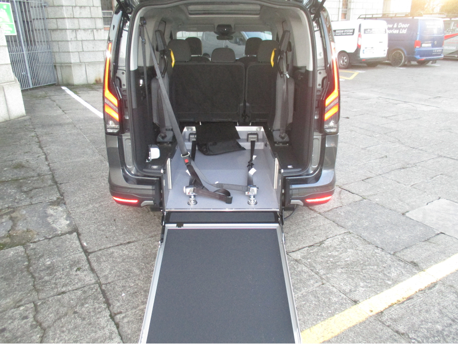 2026 Ford Tourneo Connect PLUG IN HYBRID WHEELCHAIR TAXI €68,000